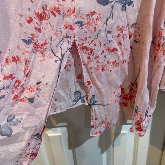 LC Floral 3/4 Bell Sleeve. Longer in front with a split back. Size XXL. - Picture 5 of 5